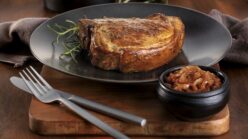 T-Bone com Geleia de Vinho e Cebola caramelizada