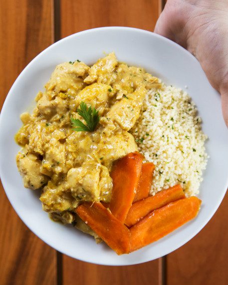 Finalizar com o cheiro verde picado e servir imediatamente.