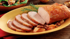 Lombo Temperado Aurora com Arroz de Vinho Branco e Mix de Folhas Verdes com Pêras Grelhadas, Tangerina e Nozes Carameladas