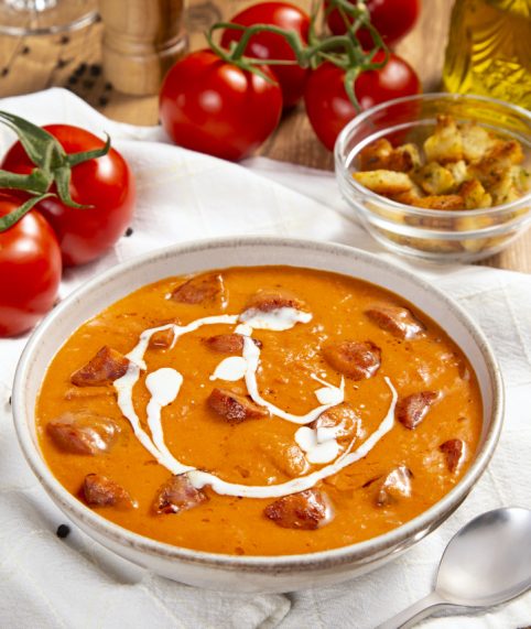 Sopa Picante de Tomate com Calabresa e Crocante de Pão