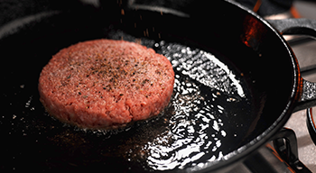 hamburguer na frigideira