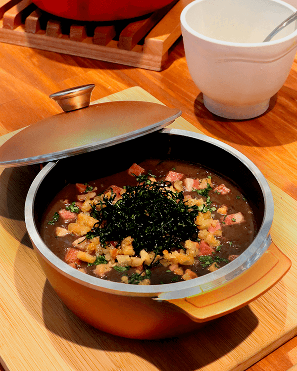 Receita do Dia: caldo de feij&atilde;o com couve e torresmo